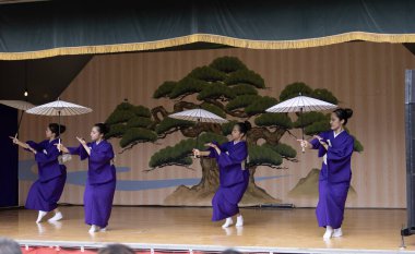 Hirosaki, Japonya - 19 Nisan 2025: Geleneksel dansçı Hirosaki Kiraz Çiçeği Festivali sırasında Japon dansını gerçekleştirdi.