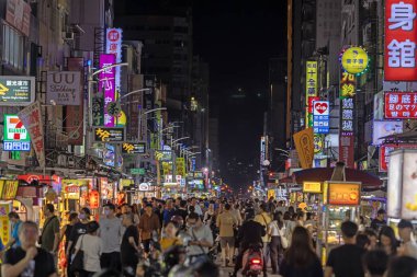 Kaohsiung, Tayvan 8 Eylül 2025: market tezgahı sokak yemeklerini turistlere satmaktadır. Liuhe Gece Pazarı. Tayvan 'ın en popüler gece pazarlarından biridir..