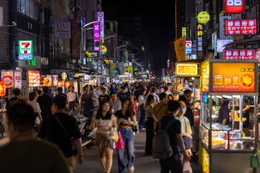 Kaohsiung, Tayvan 8 Eylül 2025: market tezgahı sokak yemeklerini turistlere satmaktadır. Liuhe Gece Pazarı. Tayvan 'ın en popüler gece pazarlarından biridir..