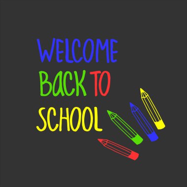 El yazısı yla yazılmış yazıt ve renkli kalemlerle Okul arka planına hoş geldiniz. Blackboard stilize tasarım