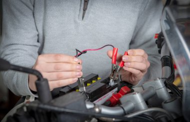 bir motosiklet pilin şarj edilmesi