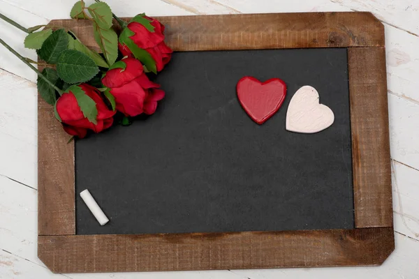 Koncepcja Romantyczny Mała Tablica Róże Serca — Zdjęcie stockowe