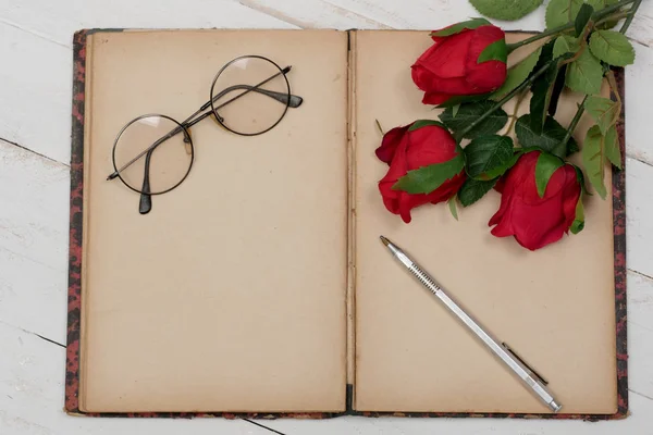 Concept Romantique Vieux Carnet Roses Lunettes — Photo