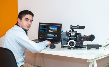 bir genç adam tasarımcı grafik tablet video düzenleme için kullanma