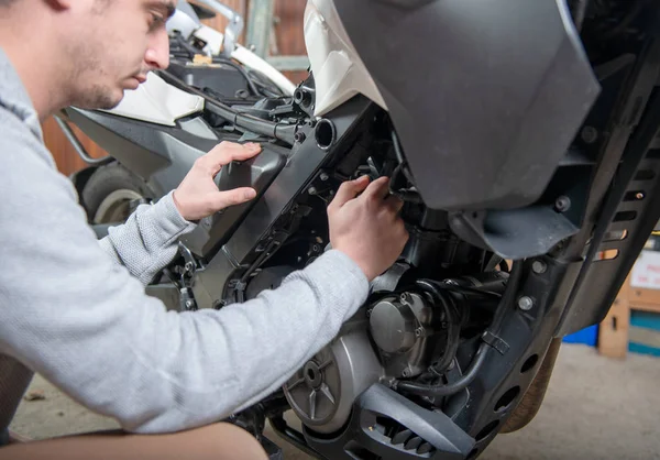 若い男がバイクの修理 — ストック写真