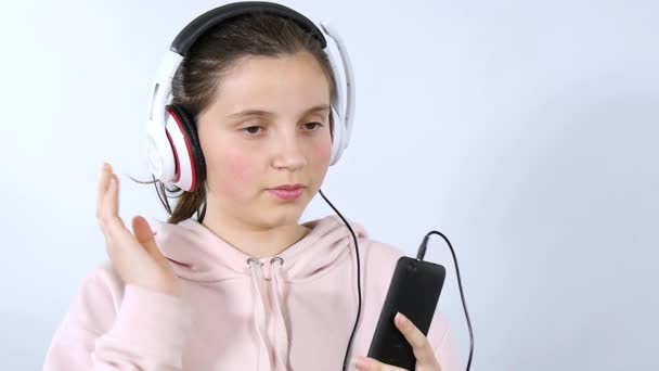 Sonriente Adolescente Chica Escuchando Música Bailando Cámara Lenta — Vídeo de stock