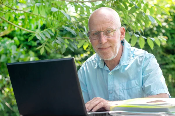 Retrato Homem Sênior Com Óculos Livre — Fotografia de Stock