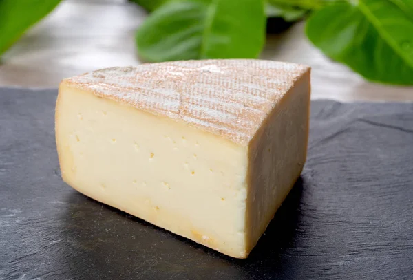 Francouzský Sýr Morbier Břidlicové Desky — Stock fotografie