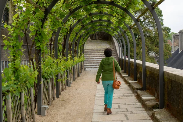 Woman Walking Arbor — Stock Photo, Image