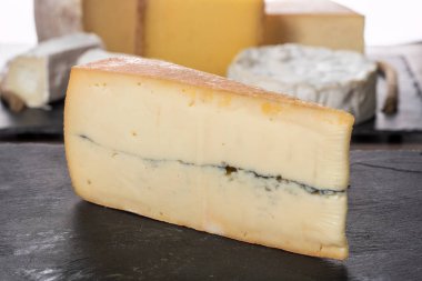 Kayrak bir plaka üzerinde bir Fransız MORBIER peynir