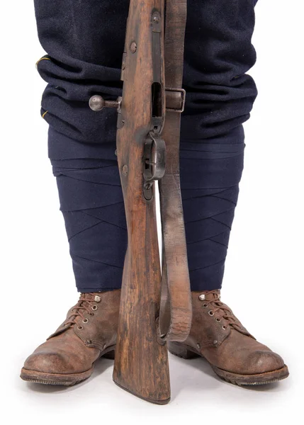 Eine Nahaufnahme Der Schuhe Des Soldaten Mit Seinem Gewehr — Stockfoto