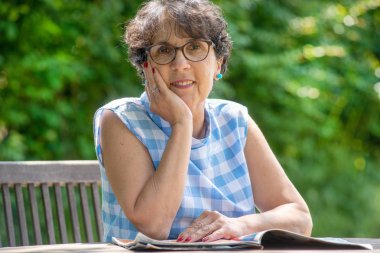 Bahçedeki olgun esmer portresi