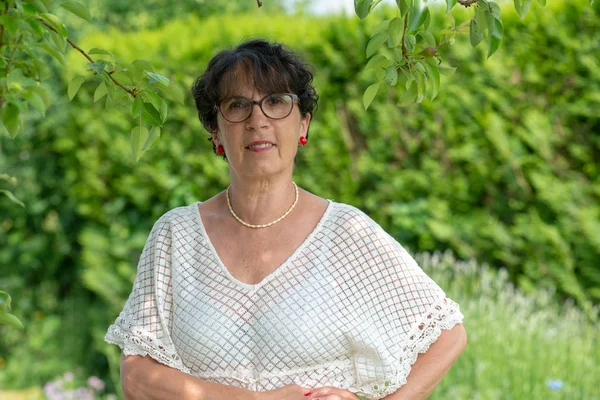 Retrato Morena Madura Jardín — Foto de Stock