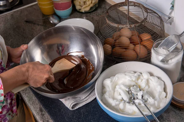 Uma Preparação Mousse Chocolate Com Ovos — Fotografia de Stock