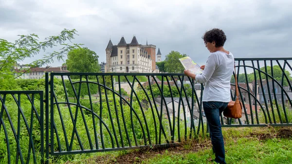 Kobieta Odwiedzając Zamek Pau Miasto Francji — Zdjęcie stockowe