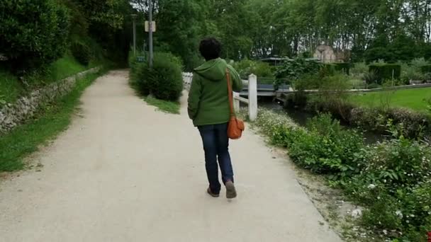 Bir Ara Sokakta Arka Görüş Yavaş Yürüyen Kadın — Stok video