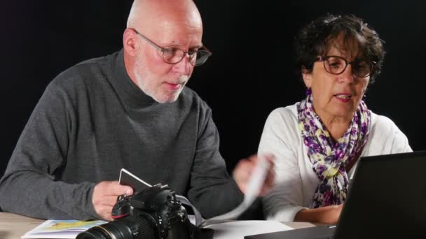 Ein Älteres Ehepaar Bereitet Die Ferien Mit Dem Internet Vor — Stockvideo