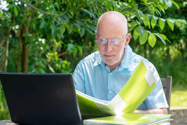 Starszy Człowiek Korzysta Laptopa Ogrodzie — Zdjęcie stockowe