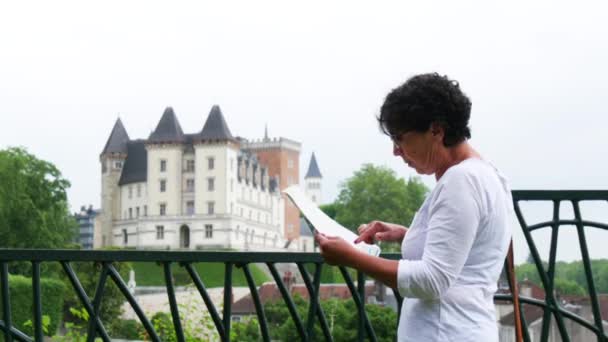 Mulher Visitando Castelo Cidade Pau França — Vídeo de Stock