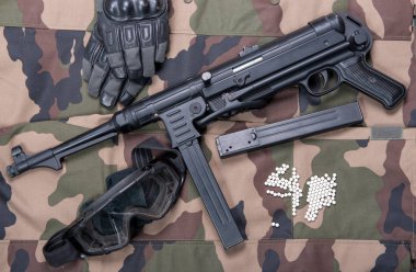 airsoft tüfek koruyucu gözlük, eldiven ve beyaz madde işaretleri