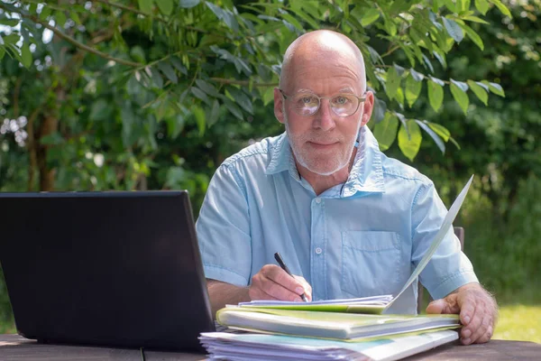 Homem Sênior Usando Laptop Jardim — Fotografia de Stock