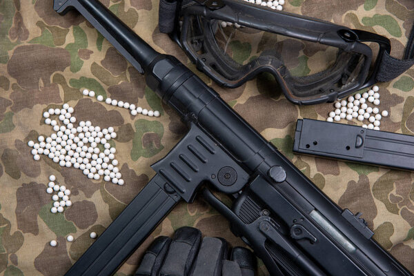 мягкий пулемет с защитными очками и большим количеством пуль
