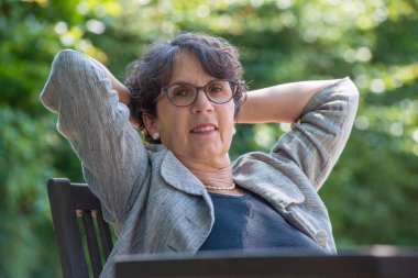 Bahçe içinde güzel bir olgun kadın portresi