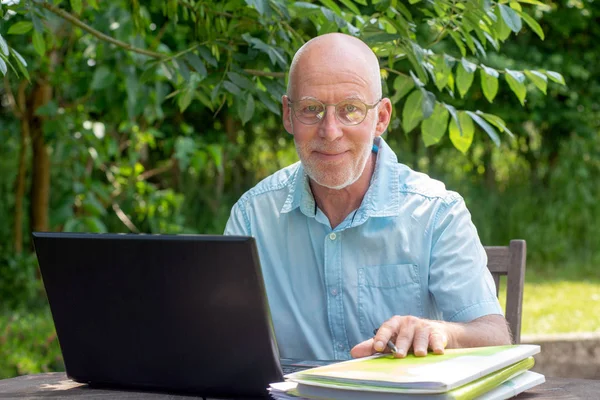 Starszy Człowiek Korzysta Laptopa Ogrodzie — Zdjęcie stockowe