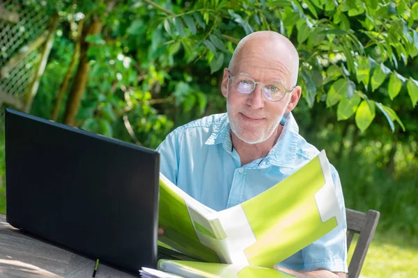 Starszy Człowiek Korzysta Laptopa Ogrodzie — Zdjęcie stockowe