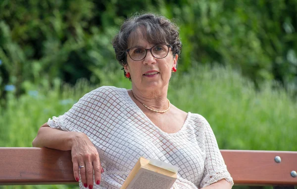 Retrato Una Hermosa Mujer Madura Jardín — Foto de Stock