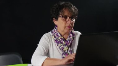 dizüstü bilgisayar kullanan güzel olgun kadın 