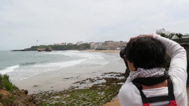 Vrouw Fotograaf Nemen Foto Van Biarritz Beach — Stockvideo