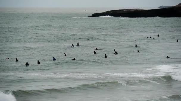 Surfers Fale Plaży Biarritz Francja — Wideo stockowe