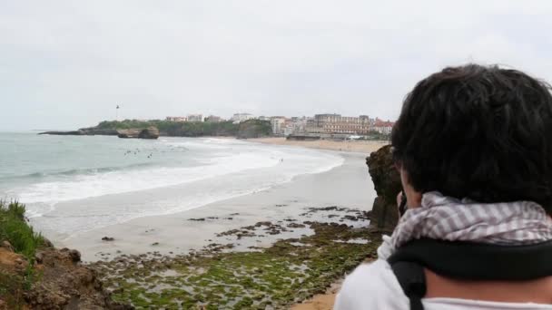 女子摄影师拍摄比亚里茨海滩图片 — 图库视频影像