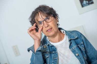 bir güzel olgun kadın evde portresi