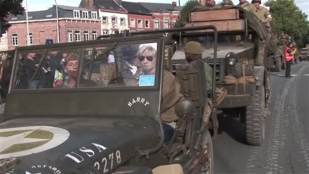 在比利时的一个二战重演期间 美国军用车辆在公路上行进 — 图库视频影像