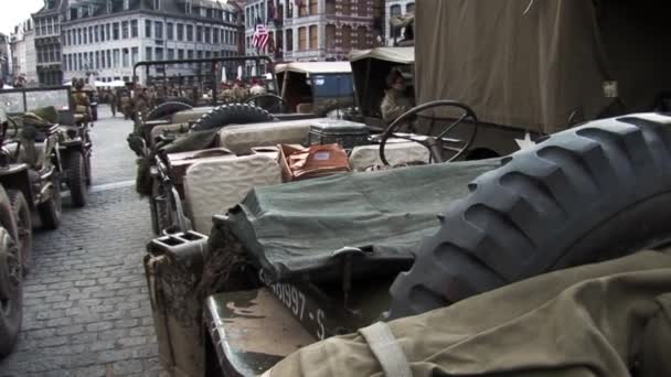 在比利时的一个二战重演期间 美国军用车辆在公路上行进 — 图库视频影像