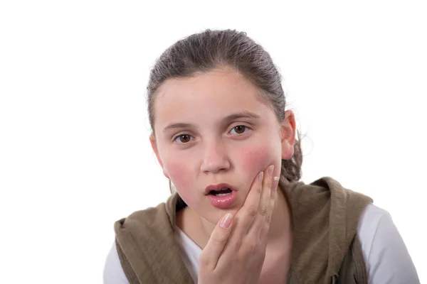 十几岁的女孩有一个白色的背景下牙痛隔离 — 图库照片
