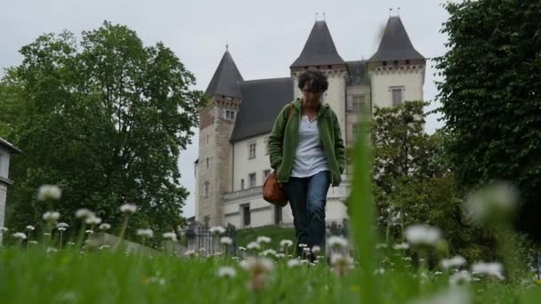 妇女走在草 慢的运动 城堡在背景 — 图库视频影像