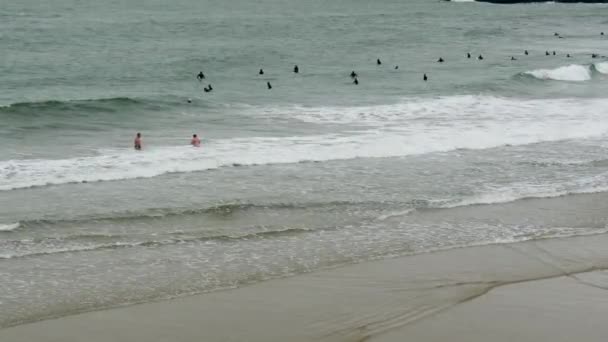 Surfers Fale Plaży Biarritz Francja — Wideo stockowe