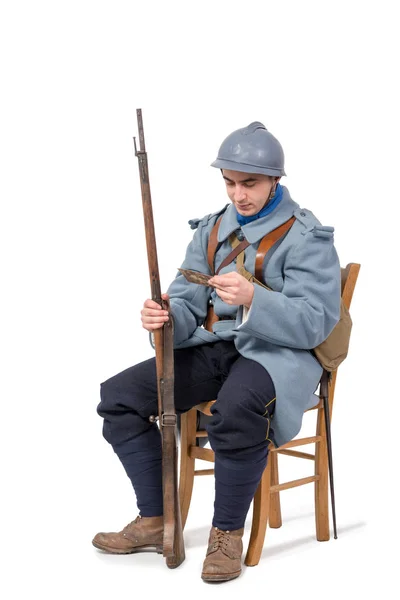 Francouzského Vojáka První Světové Války 1914 1918 Sedí Židli Čtení — Stock fotografie