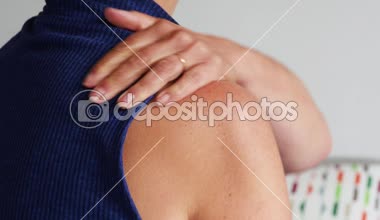 bir kadının omuz ağrısı, arkadan görünümü vardır