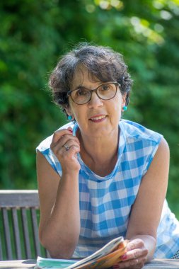 Bahçe içinde güzel bir üst düzey kadın portresi