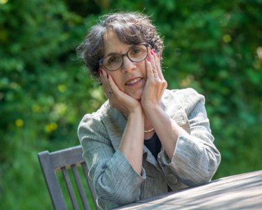 Bahçe içinde güzel bir üst düzey kadın portresi