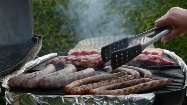 Mujer Cocina Carne Barbacoa — Vídeos de Stock