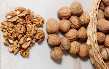 Beyaz ahşap bir masa üzerinde ceviz