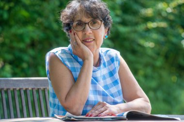 Bahçe içinde güzel bir üst düzey kadın portresi