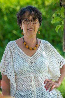 Bahçe içinde güzel bir üst düzey kadın portresi