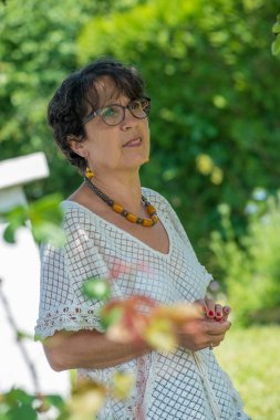 Bahçe içinde güzel bir üst düzey kadın portresi