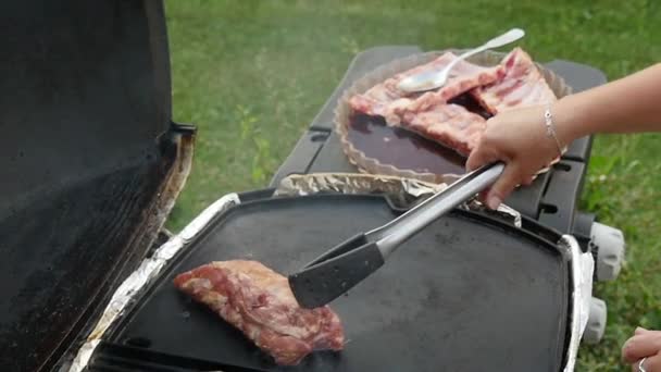 Donna Cucina Carne Sul Barbecue — Video Stock